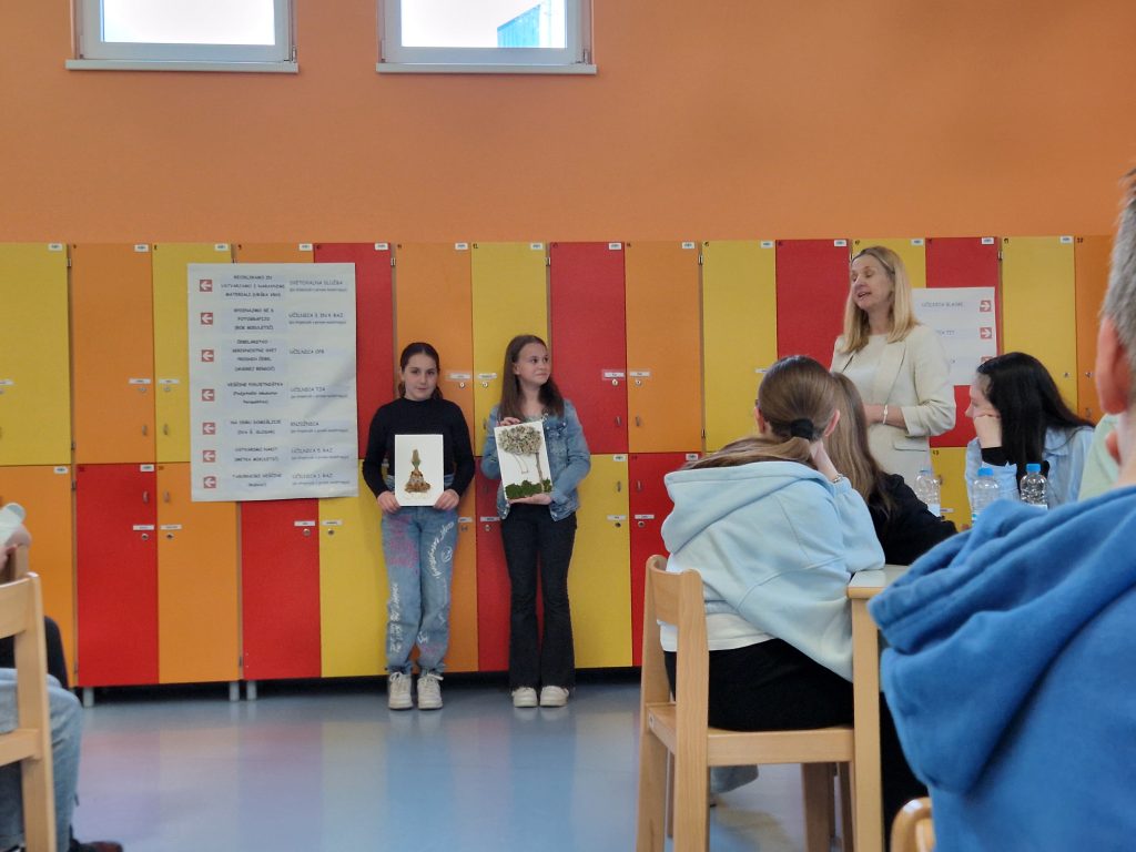Predstavitev izdelka, ki so ga oblikovali na eni izmed delavnic.